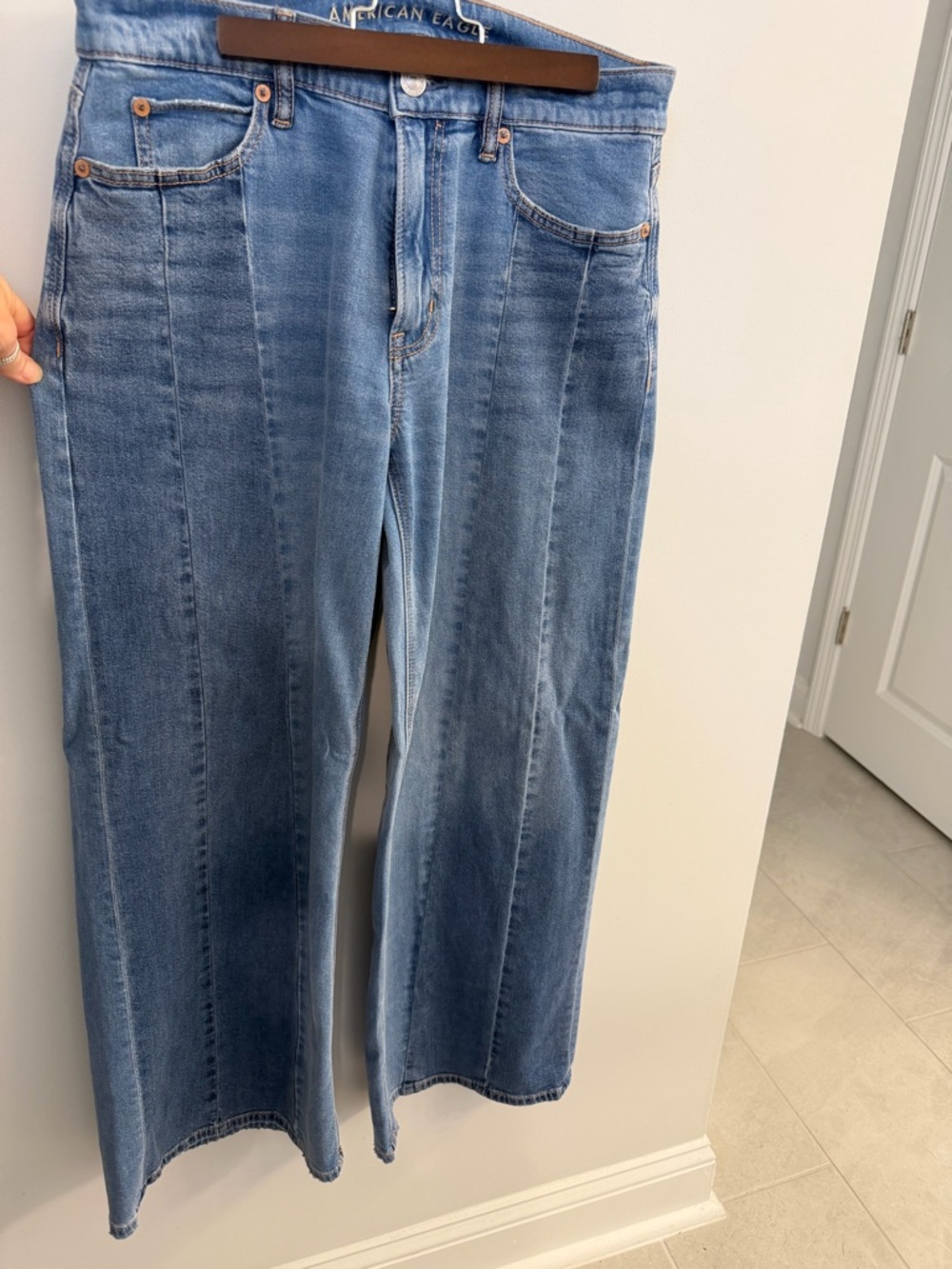 American Eagle Wide leg jeans NWOT. Size 2 Runs Big - fits more like 4/6